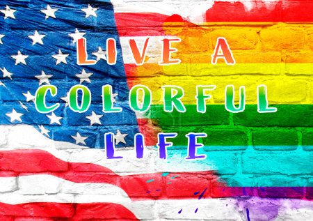 Téléchargez les photos : Une affiche colorée avec les mots Vivez une vie colorée écrite dessus. L'affiche présente un arc-en-ciel et le drapeau américain - en image libre de droit