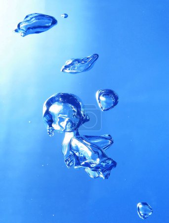 una sola burbuja de aire bajo el agua, en forma de bebé