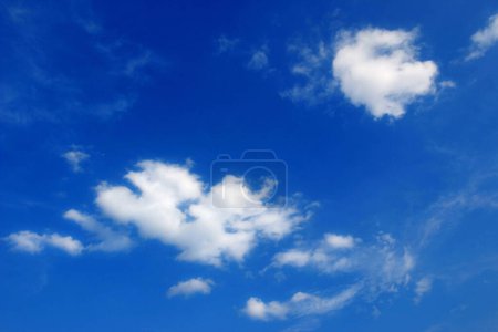 weiße Haufenwolken im Frühling am blauen Himmel