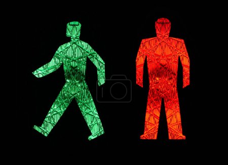 Téléchargez les photos : Un homme de feu vert s'éloigne d'un rouge immobile, pictogrammes, piétons - en image libre de droit