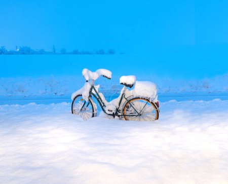Fahrrad mit einer dicken Schneeschicht bedeckt