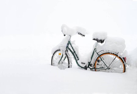 Fahrrad mit einer dicken Schneeschicht bedeckt