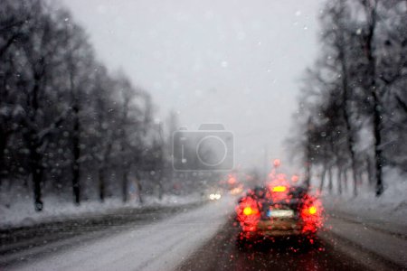 Téléchargez les photos : Faible visibilité à travers le pare-brise sous la pluie et la neige, Munich, Bavière, Allemagne - en image libre de droit