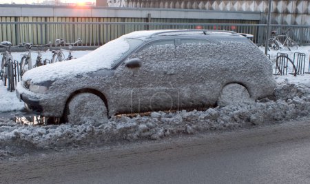 Auto mit eisigem Schlamm bespritzt, Bayern, Deutschland