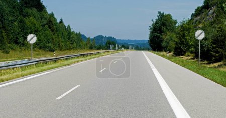 autopista vacía, autopista, con señales de tráfico alemanas que significa límite de velocidad cancelado, A 95 cerca de Eschenlohe, Baviera, Alemania