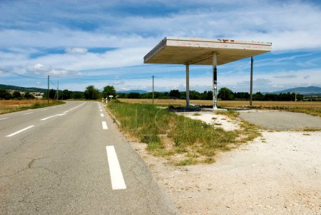 Verlassene Tankstelle an einer Landstraße, Vaucluse in der Nähe von Sault, Frankreich