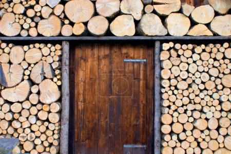 Téléchargez les photos : Pieux de bois pittoresques, plus pour la décoration, grumes sciées, dans une cabane en bois près de Garmisch-Partenkirchen, Bavière, Allemagne - en image libre de droit