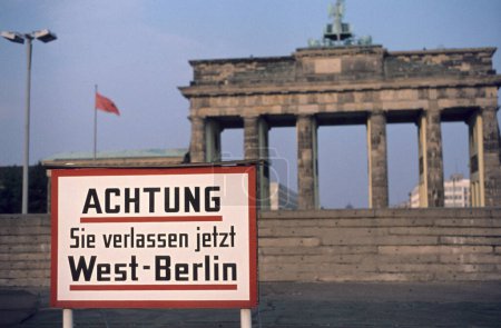 historical image of Berlin Wall and Brandenburg Gate, 1960s, warning sign Achtung sie verlassen jetzt West-Berlin