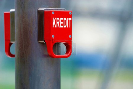 rote Notbremse mit Kredit für Kredit, Schulden, Obergrenze, Berg, Haufen, Reduzierung, Belastung
