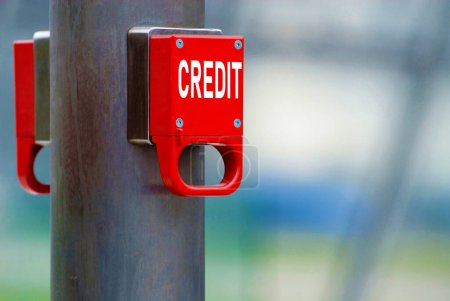 Foto de Rojo freno de emergencia marcado con la palabra Crédito, deuda, techo, montaña, pila, reducción, carga - Imagen libre de derechos