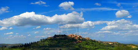 Foto de Montepulciano con cielo azul y nubes blancas, Toscana, Italia, Europa - Imagen libre de derechos