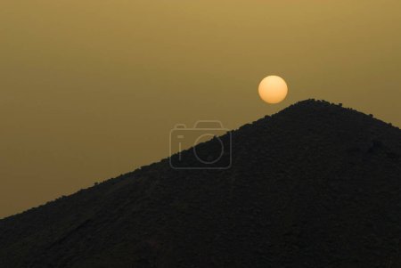 die Sonne auf Teneriffa auf einem Vulkanhügel, verdeckt von Sahara-Staub, Calima, Kanarische Inseln, Spanien