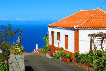 casa en un pequeño lugar remoto cerca de Barlovento, en una colina alta sobre el océano Atlántico azul, La Palma, Islas Canarias, España