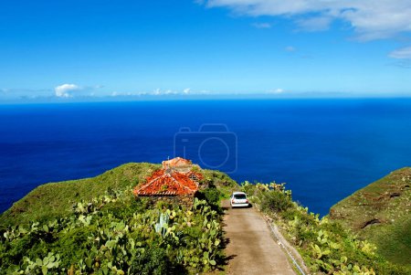 coche al final de la carretera sobre el océano azul, La Palma, Islas Canarias, España