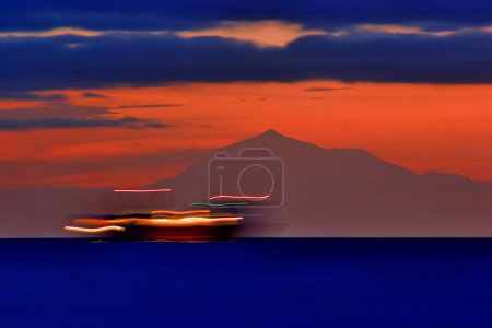 Téléchargez les photos : Mont Pico de Teide sur Tenerife et un bateau, à partir de La Palma, Îles Canaries, Espagne - en image libre de droit