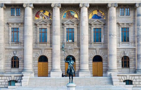 Bayerische Staatskanzlei, chancellerie d'État bavaroise, bâtiment du gouvernement, côté ouest, avec le duc de Bavière Otto I. comme chevalier à Munich, Bavière, Allemagne