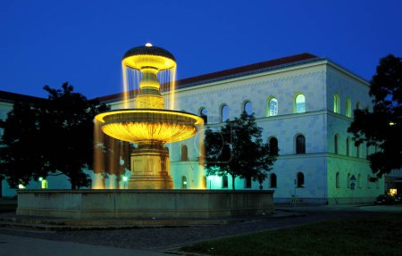 Ostlicher Schalenbrunnen am Professor-Huber-Platz in der Abenddämmerung, blaue Stunde, München, Bayern, Deutschland