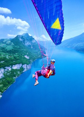 Foto de Piloto de parapente sobre el Walensee, Kanton St. Gallen, Suiza - Imagen libre de derechos
