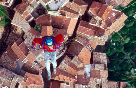 joven en Parapente volando sobre Roquebrune-Cap-Martin, Provenza-Alpes-Cote d Azur, Francia