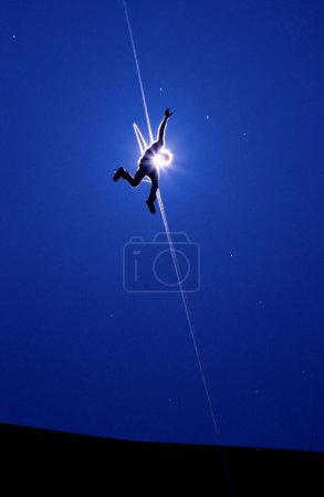 jeune homme en parapente survolant Roquebrune-Cap-Martin, Provence-Alpes-Côte d'Azur, France