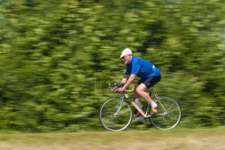 Foto de Goeppingen, Baden-Wuerttemberg, Alemania, junio de 2003, mi padre monta una bicicleta de carretera - Imagen libre de derechos
