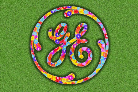 Téléchargez les photos : GE General Electrics Logo avec des fleurs colorées sur fond de trèfle vert - en image libre de droit
