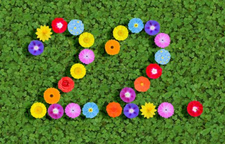 Zahl geschrieben mit bunten Blumen auf grünem Hintergrund