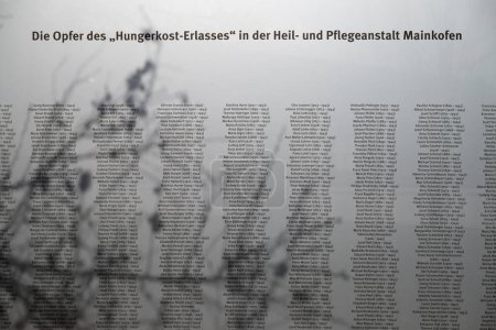 Foto de Mainkofen, Baja Baviera, Alemania, 15 de marzo de 2024, Memorial a las víctimas de la persecución nazi por el Bezirksklinikum, nombres de las víctimas - Imagen libre de derechos