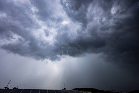 Téléchargez les photos : Stormy Clouds An Approaching Thunderstorm, Fonds d'écran pour les publicités et fonds d'écran dans les scènes naturelles et les paysages de plein air. Images réelles dans les idées de décoration - en image libre de droit