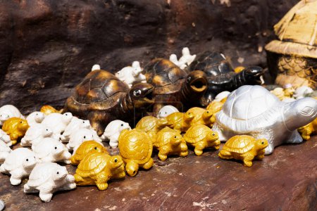 Schildkrötenstatuenpuppe, die nach buddhistischem und brahmanischem Glauben zur Anbetung heiliger Dinge verwendet wird. Gold- und Silberfarbe. Statue zur Verehrung Thailands, Indiens, Myanmars. Handarbeit.