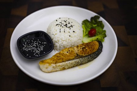 Lachs-Teriyaki mit Reis und Gemüse. Japanisches Essen.