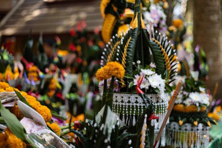 La ofrenda Naga hecha de hojas de plátano y decorada con flores en la provincia de Udon Thani, Tailandia.