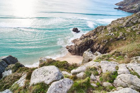 Porthcurno, Cornwall, Royaume-Uni - Vue sur la plage Pedn Vounder avec rochers et océan par une journée ensoleillée