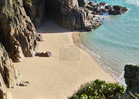 Porthcurno, Cornwall, Royaume-Uni - Vue sur la plage Pedn Vounder avec rochers et océan par une journée ensoleillée