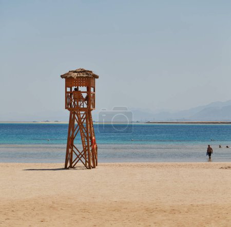 Foto de Bahía de Soma, Egipto - torre de guardia de la vida en la playa con la gente en el agua - Imagen libre de derechos