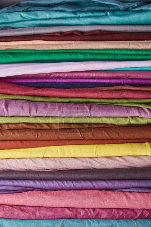 Delhi, Indie - gros plan d'une pile triée de tissus turban colorés dans un magasin