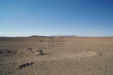 Chile, Atacama-Wüste - Blick auf Wüste mit Hügeln im Hintergrund und Spuren industrieller Aktivität