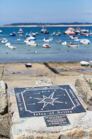 Isles of Scilly - Kompassrose eingeprägt auf einer Metallplatte am Stadtstrand von Hugh Town auf St. Mary 's