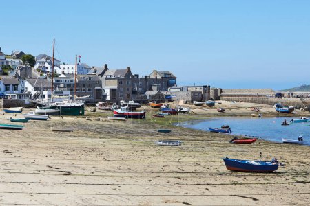 Isles of Scilly, Großbritannien - Hafen von Hugh Town bei Ebbe mit vielen Booten im Sand und Stadt im Hintergrund