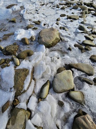 Vorfrühling, März. Ein Spaziergang am Meer entlang. Lange Fröste werden durch die lang ersehnte Frühlingswärme ersetzt. Der Winter schwächte sich ab, gab aber nicht auf. Der Schnee liegt noch immer, bedeckt von einer nassen Schlammkruste. Dünnes, brüchiges Eis.