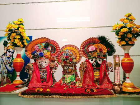 Lord Jagannath, Subhadra y Balabhadra elegantemente decorados, irradiando gracia divina en tonos vibrantes.