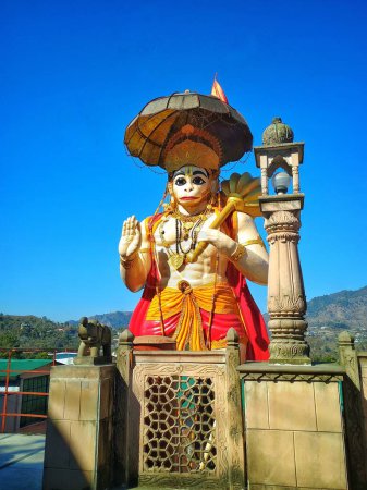 Kleine und aufwändig geschnitzte Lord Hanuman Statue. Eine aufwändig geschnitzte Statue von Lord Hanuman, einer verehrten Figur der hinduistischen Mythologie, steht anmutig. Mit andächtigem Gesichtsausdruck strahlt Lord Hanumans Statue Stärke und Weisheit aus.