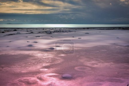 Foto de Playa solitaria remota en una isla noruega, paisaje lunar - Imagen libre de derechos