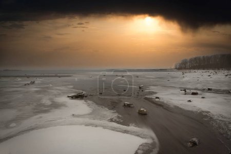 Paisaje invernal en una remota playa solitaria en una isla noruega