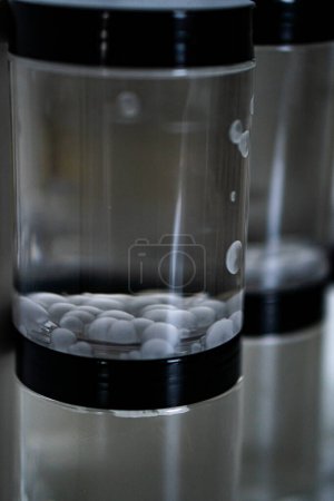 aceite de coco cristalizando en un frasco, haciendo burbujas y volviéndose rígido debido a la temperatura, experimento científico