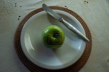 WHITE plate  WHIT A GREEN APPLE