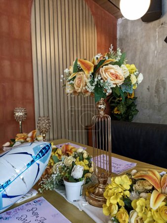 Ein Cafe für eine bunte Brautschau mit lebendigen Blumen dekoriert