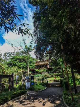 Spektakuläre Park- und Gebäudeansichten in Dusun Bambu, Indonesien: Ein malerischer Rückzugsort