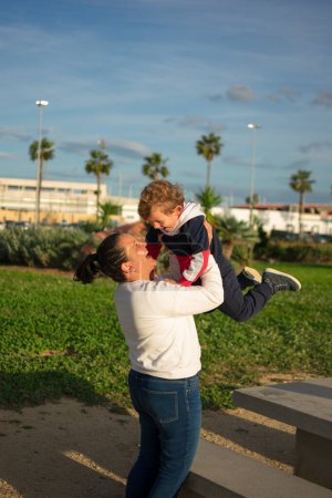 Mutter und Sohn teilen Lachen und Spiele im Park