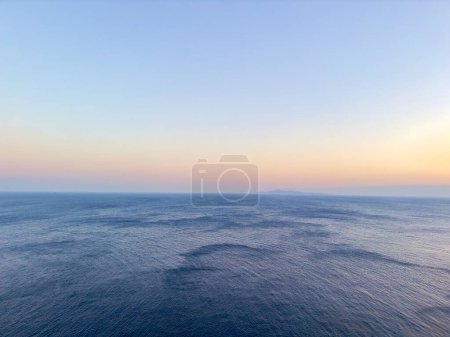 Puesta de sol en la costa del mar Egeo del Pireo Grecia